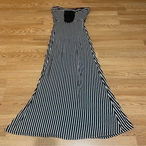 Dresses & Skirts - Stripped flare strapless dress